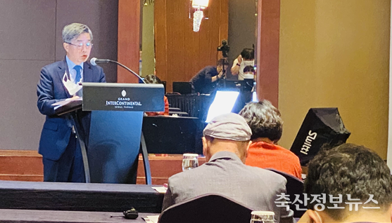 인사말을 하고 있는 정병곤 회장